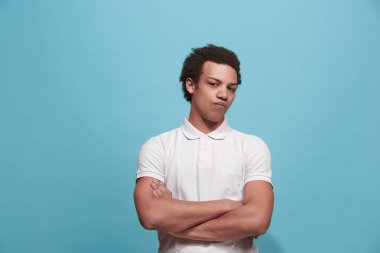 Suspiciont. Şüpheli dalgın adam düşünceli ifade mavi arka plan kararı ile