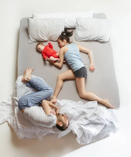 Vista dall'alto della famiglia felice con un neonato in camera da letto . — Foto Stock