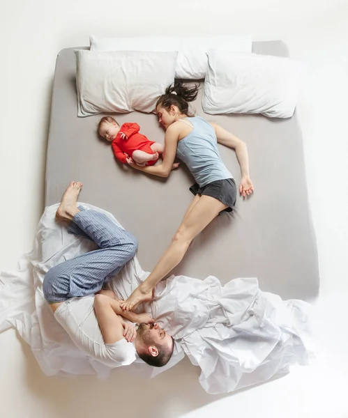 Vista superior de la familia feliz con un niño recién nacido en el dormitorio . —  Fotos de Stock