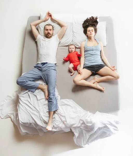 Вид зверху щасливої сім'ї з однією новонародженою дитиною в спальні . — стокове фото