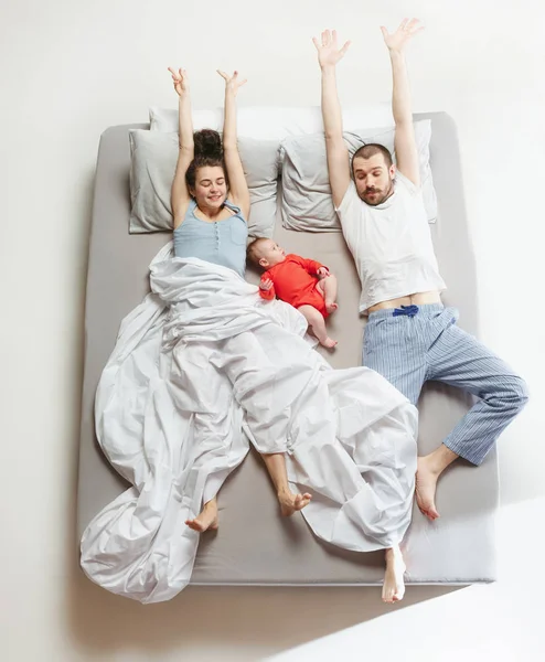 Ovanifrån av lycklig familj med ett nyfött barn i sovrum. — Stockfoto