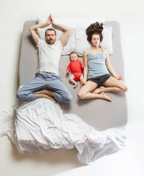 Вид зверху щасливої сім'ї з однією новонародженою дитиною в спальні . — стокове фото
