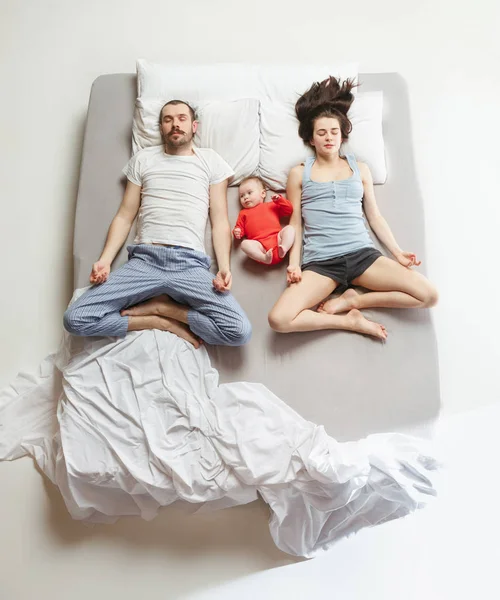 Vista superior de la familia feliz con un niño recién nacido en el dormitorio . —  Fotos de Stock