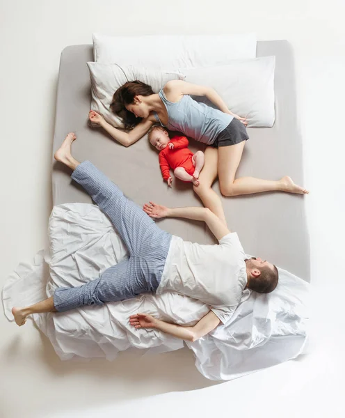 Vista superior de la familia feliz con un niño recién nacido en el dormitorio . —  Fotos de Stock