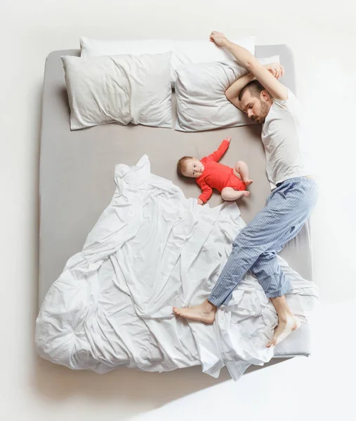 Vista dall'alto della famiglia felice con un neonato in camera da letto . — Foto Stock