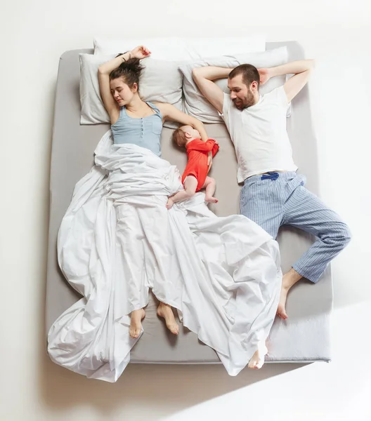 Vista superior de la familia feliz con un niño recién nacido en el dormitorio . —  Fotos de Stock