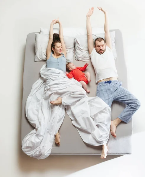 Vista superior de la familia feliz con un niño recién nacido en el dormitorio . —  Fotos de Stock