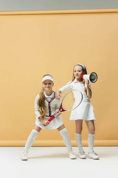 Portret van twee meisjes als tennisspelers houden tennisracket. Studio schoot. — Stockfoto