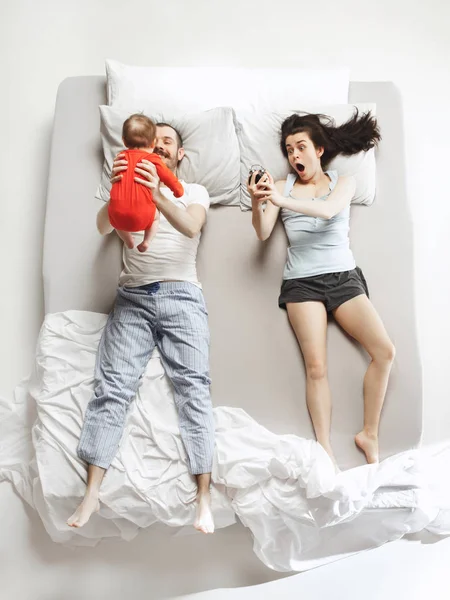 Vista superior de la familia feliz con un niño recién nacido en el dormitorio . —  Fotos de Stock