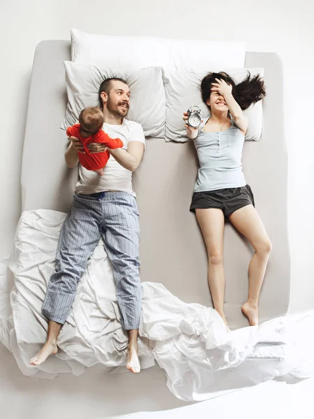 Vista superior de la familia feliz con un niño recién nacido en el dormitorio . —  Fotos de Stock