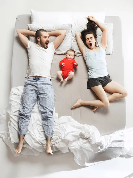 Vista dall'alto della famiglia felice con un neonato in camera da letto . — Foto Stock