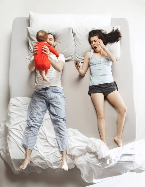 Vista superior de la familia feliz con un niño recién nacido en el dormitorio . —  Fotos de Stock