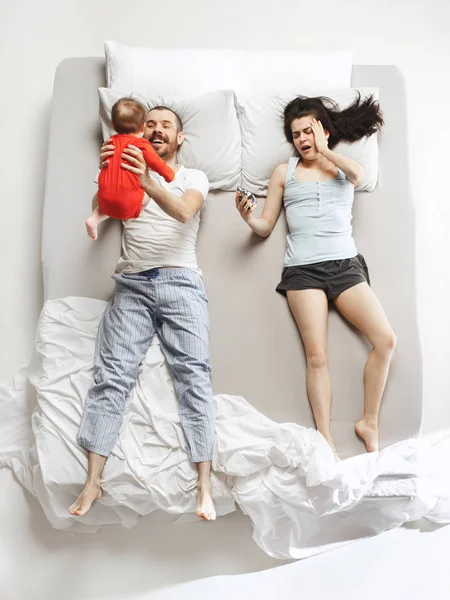 Vista superior de la familia feliz con un niño recién nacido en el dormitorio . —  Fotos de Stock