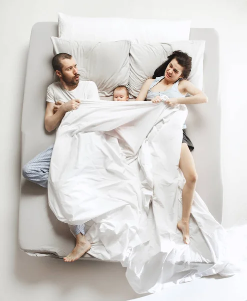 Vista dall'alto della famiglia felice con un neonato in camera da letto . — Foto Stock