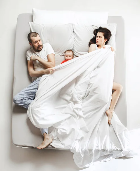 Ovanifrån av lycklig familj med ett nyfött barn i sovrum. — Stockfoto