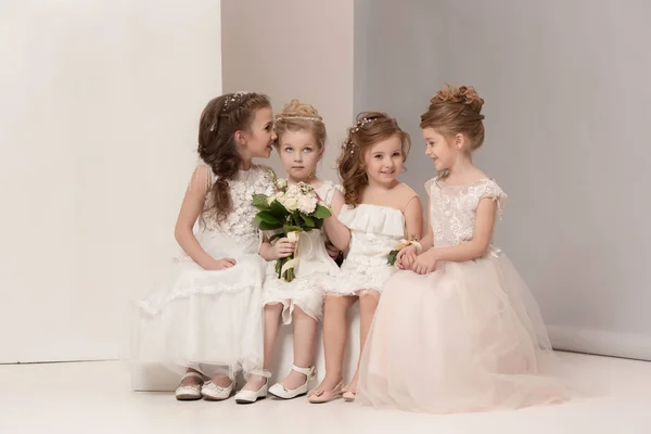 Piccole belle ragazze con fiori vestiti con abiti da sposa — Foto Stock