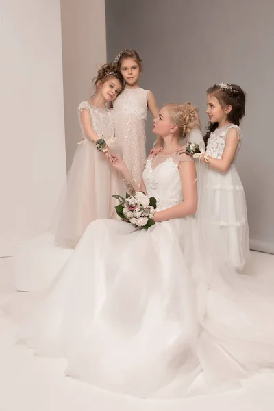 Piccole belle ragazze con fiori vestiti con abiti da sposa — Foto Stock