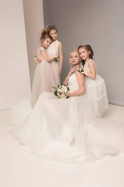 Piccole belle ragazze con fiori vestiti con abiti da sposa — Foto Stock