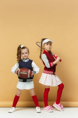Mutlu ve beautyful çocuklar farklı spor show. Studio moda kavramı. Duygular kavramı.