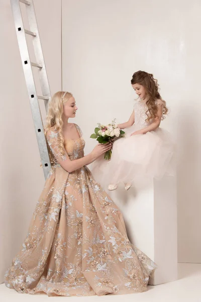 Piccole belle ragazze con fiori vestiti con abiti da sposa — Foto Stock