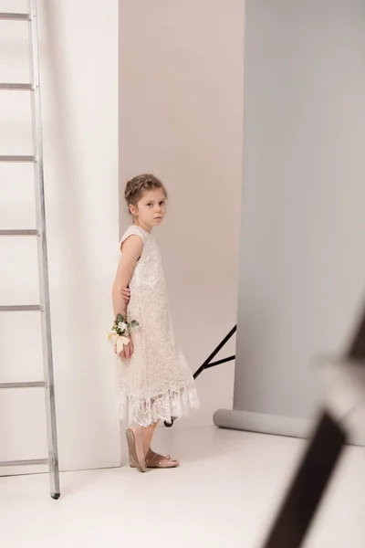 Маленькая красивая девочка с цветами, одетые в свадебные платья — стоковое фото