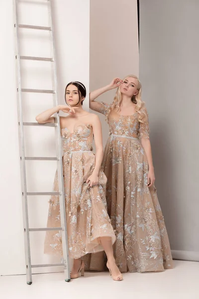 Невесты в красивом платье стоят в помещении в белом интерьере студии, как дома. Модный свадебный снимок. Молодая привлекательная кавказская модель, как нежная невеста . — стоковое фото