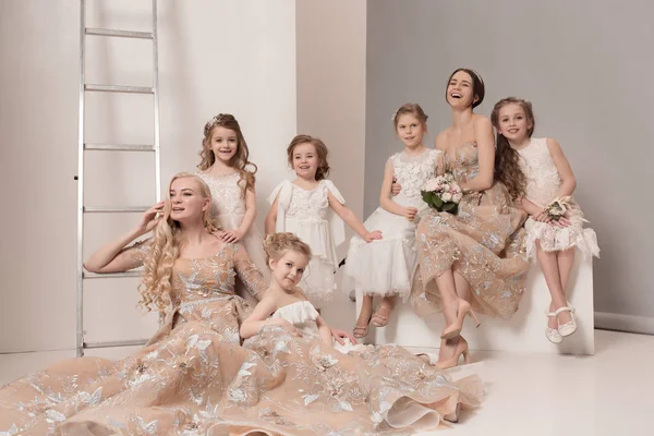 Niñas bonitas con flores vestidas con vestidos de novia — Foto de Stock