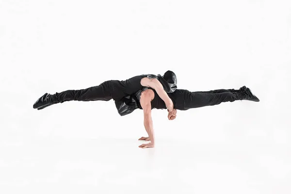 O grupo de homens caucasianos acrobáticos de ginástica em pose de equilíbrio — Fotografia de Stock