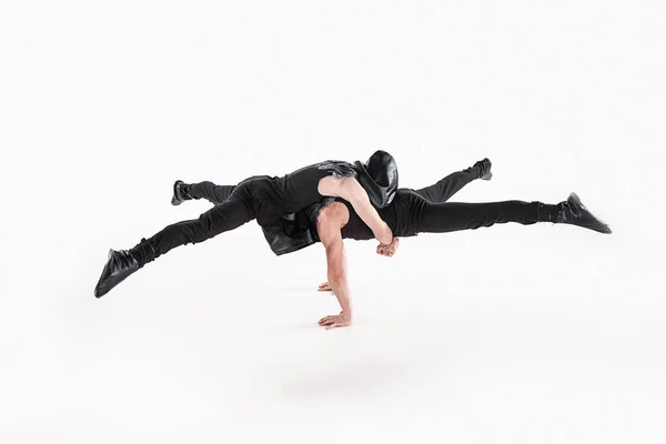 De groep van gymnastiek, acrobatische Kaukasische mannen op evenwicht vormen — Stockfoto