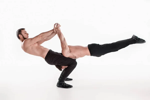 Группа гимнастических акробатов кавказских мужчин в равновесии позирует — стоковое фото