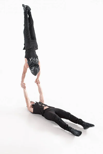 De groep van gymnastiek, acrobatische Kaukasische mannen op evenwicht vormen — Stockfoto