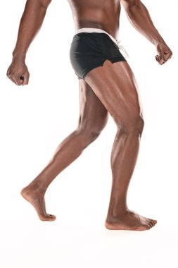 Genç adam güzel gövde beyaz arka plan üzerinde izole tam anlamıyla uyum