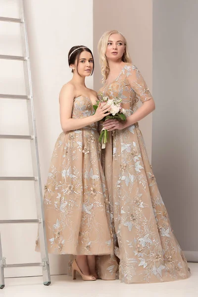 Невесты в красивом платье стоят в помещении в белом интерьере студии, как дома. Модный свадебный снимок. Молодая привлекательная кавказская модель, как нежная невеста . — стоковое фото