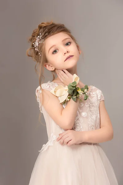 Bambina carina con fiori vestiti con abiti da sposa — Foto Stock