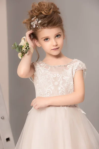 Bambina carina con fiori vestiti con abiti da sposa — Foto Stock