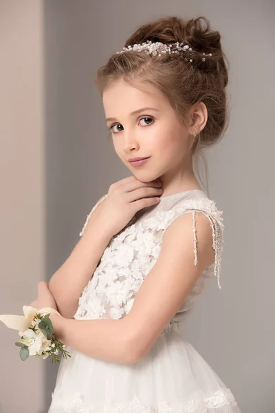 Маленькая красивая девочка с цветами, одетые в свадебные платья — стоковое фото