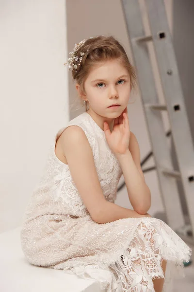 Bambina carina con fiori vestiti con abiti da sposa — Foto Stock