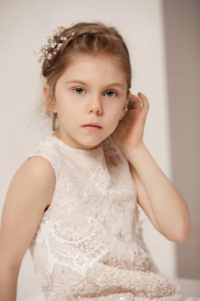 Ładna dziewczynka z kwiatami ubrane w suknie ślubne — Zdjęcie stockowe