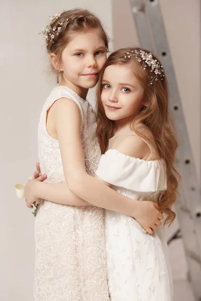 Piccole belle ragazze con fiori vestiti con abiti da sposa — Foto Stock