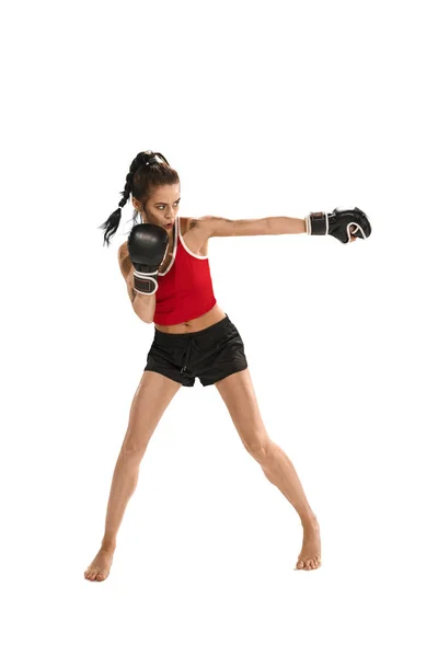 Alkalmas gyönyörű nő, a boksz-kesztyűket, elszigetelt fehér background — Stock Fotó
