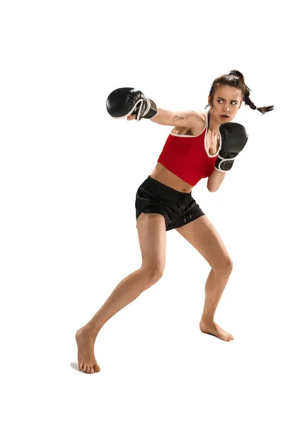 Fit schöne Frau mit den Boxhandschuhen isoliert auf weißem Hintergrund — Stockfoto