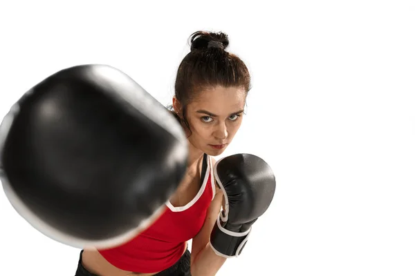 Fit mooie vrouw met de bokshandschoenen geïsoleerd op witte achtergrond — Stockfoto