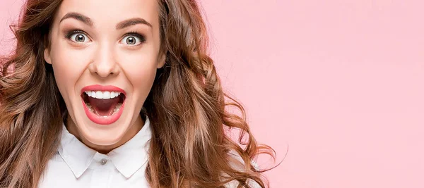 Sorprendido feliz hermosa mujer mirando en la emoción. — Foto de Stock