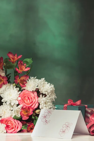 Hou van de achtergrond met roze rozen, bloemen, cadeau op tafel — Stockfoto