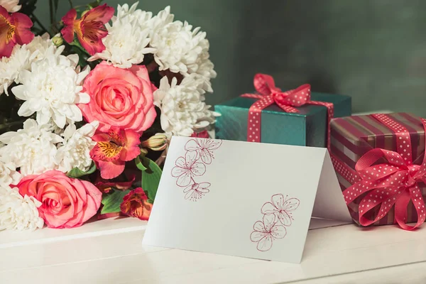 Fondo de amor con rosas rosadas, flores, regalo en la mesa —  Fotos de Stock