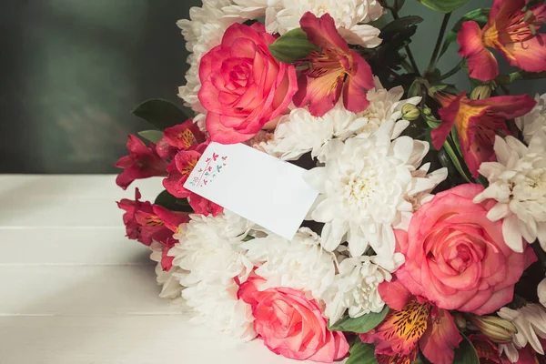 Hou van de achtergrond met roze rozen, bloemen, cadeau op tafel — Stockfoto