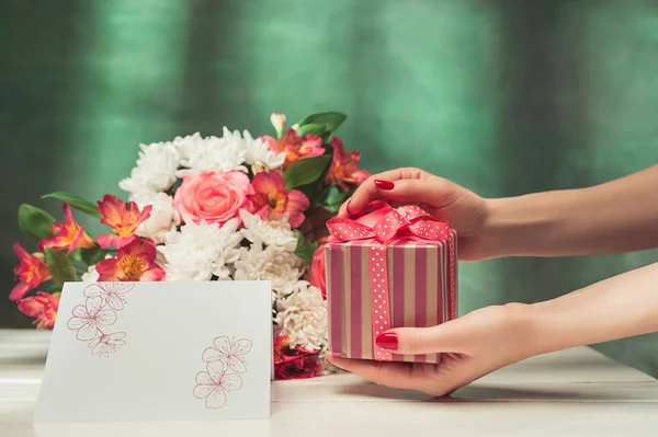 Amore sfondo con rose rosa, fiori, regalo sulla tavola — Foto Stock