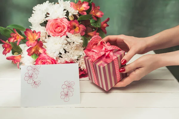 Fondo de amor con rosas rosadas, flores, regalo en la mesa —  Fotos de Stock
