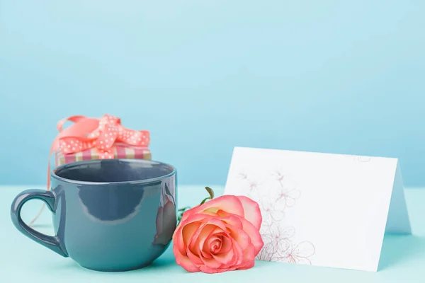 Love background with pink roses, flowers, gift on table — Stock Photo, Image