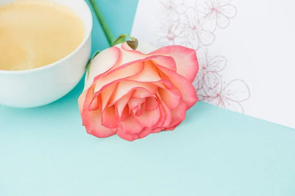 핑크 장미, 꽃, 테이블에 선물 사랑 배경 — 스톡 사진